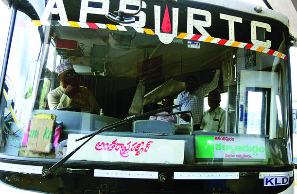 బస్సులు కటకట.. లోపల కిటకిట2