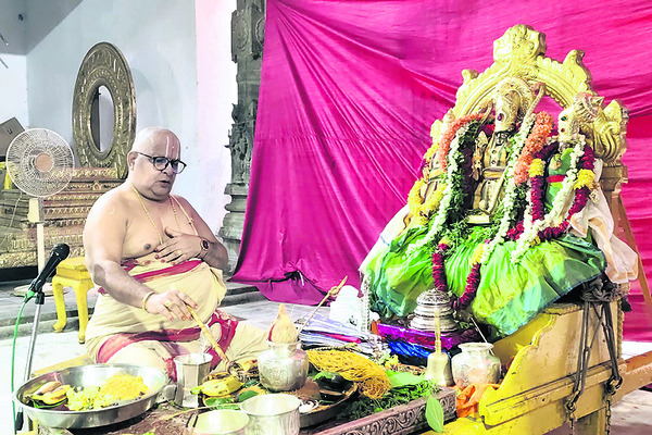 రామయ్యకు సువర్ణ తులసీ అర్చన1