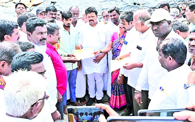 బాధిత కుటుంబానికి పరిహారం పంపిణీ1
