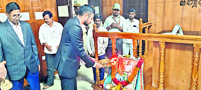 బాధిత కుటుంబానికి పరిహారం పంపిణీ2