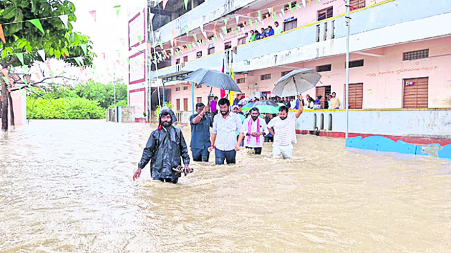 ● జిల్లాలో కుండపోత వాన ● ఉప్పొంగిన వాగులు, వంకలు ● జలమయ1