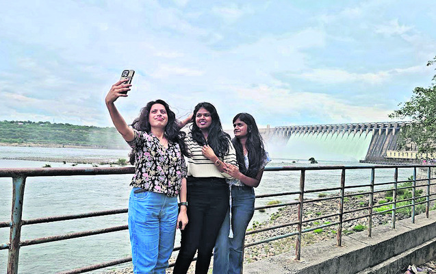 సాగర్‌కు పర్యాటకుల తాకిడి2