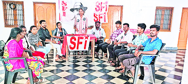 ఫీజు రీయింబర్స్‌మెంట్‌ విడుదల చేయాలి2