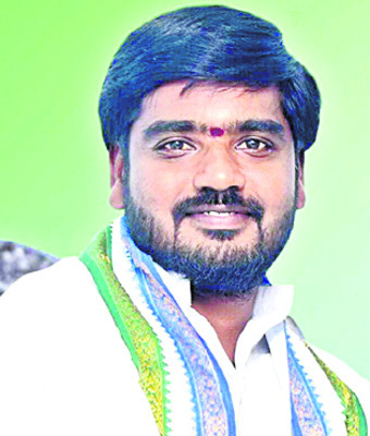 వైఎస్సార్‌సీపీ బీసీ విభాగం కార్యదర్శిగా ధర్మరాజు 
4