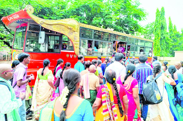 ● శ్రీవారి కొండ.. భక్తజనమే నిండా 1