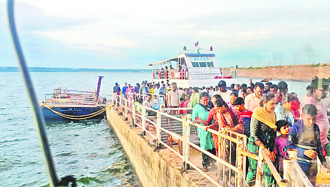 లాంచీస్టేషన్ ఆదాయం రూ.1,78,4502