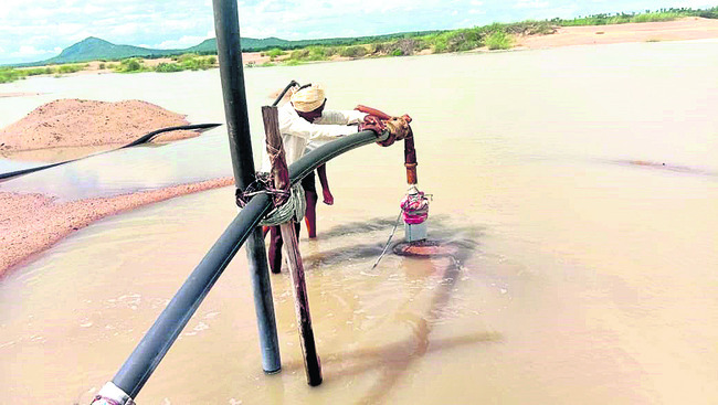 రొడ్యాంపై వరద.. నిలిచిన రాకపోకలు1