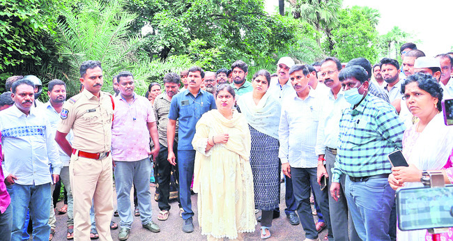 అధికారులు అప్రమత్తంగా ఉండాలి : కలెక్టర్‌ సత్యశారద1