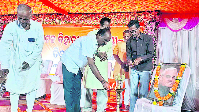వాజపేయికి నివాళి 1