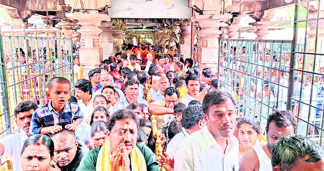 శ్రీశైలంలో భక్తుల రద్దీ 1