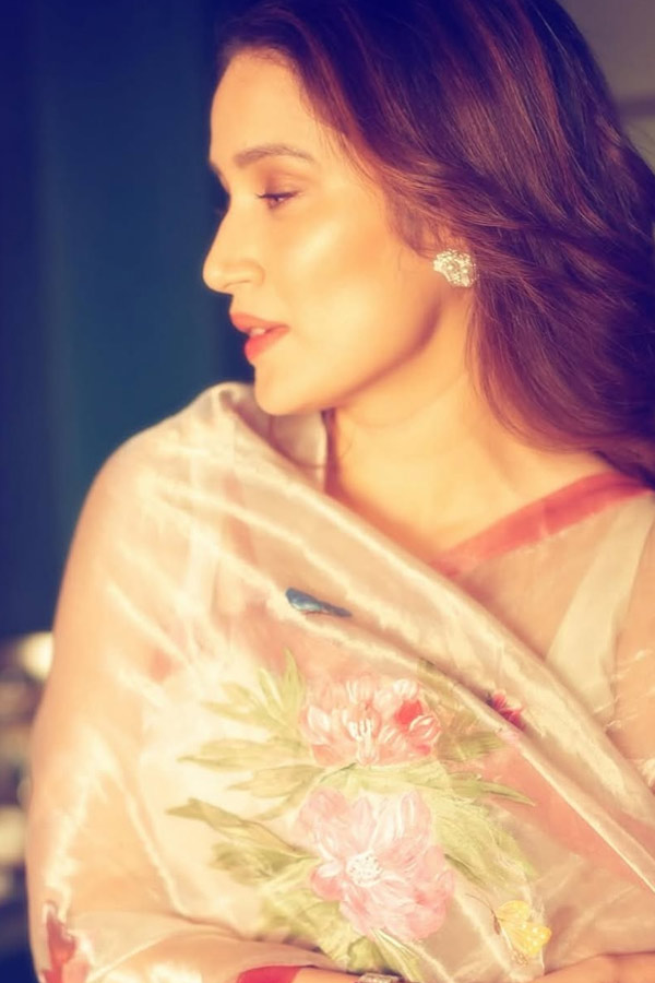 Former Indian cricketer Zaheer Khan wife Sagarika Ghatge IN saree style Photos10