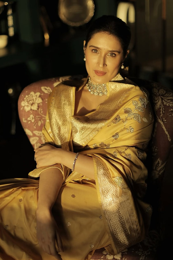 Former Indian cricketer Zaheer Khan wife Sagarika Ghatge IN saree style Photos11