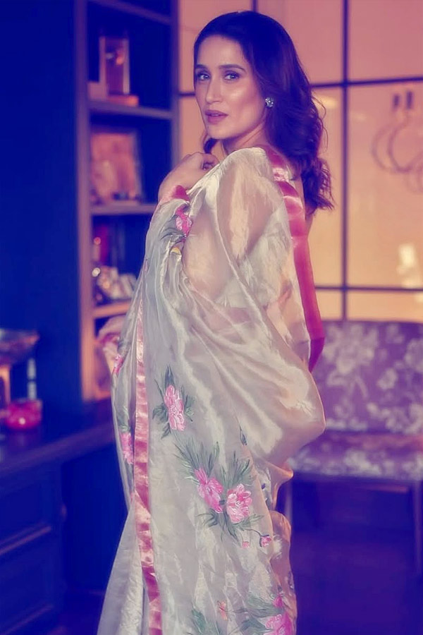 Former Indian cricketer Zaheer Khan wife Sagarika Ghatge IN saree style Photos4