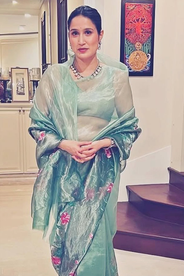 Former Indian cricketer Zaheer Khan wife Sagarika Ghatge IN saree style Photos5