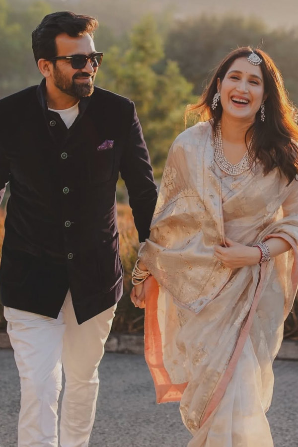 Former Indian cricketer Zaheer Khan wife Sagarika Ghatge IN saree style Photos8