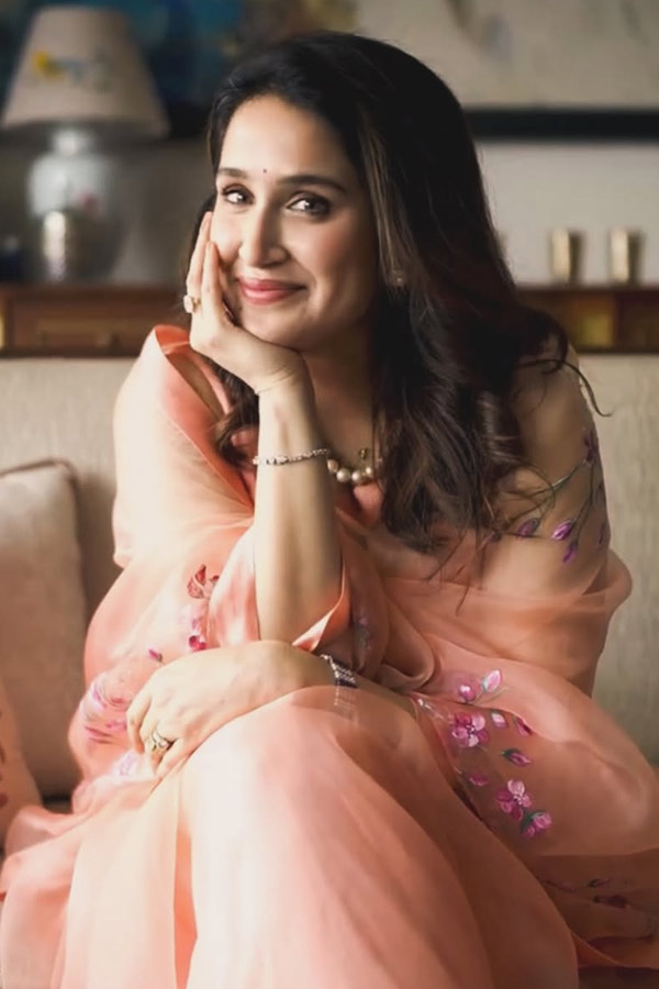 Former Indian cricketer Zaheer Khan wife Sagarika Ghatge IN saree style Photos9