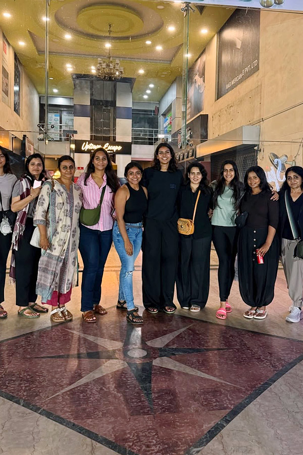 Niharika Konidela Visits Arunachalam temple With Friends Photos11