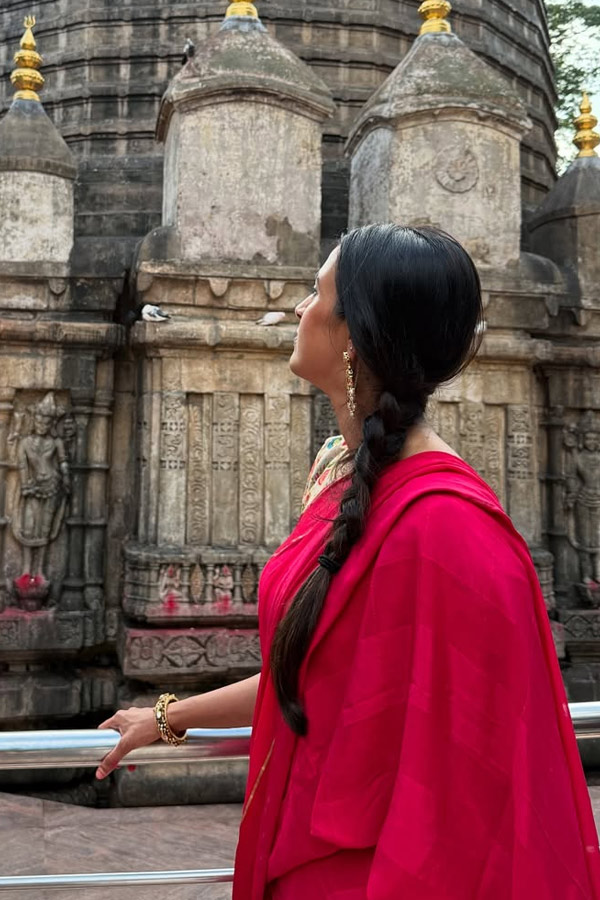 Niharika Konidela Visits Arunachalam temple With Friends Photos12
