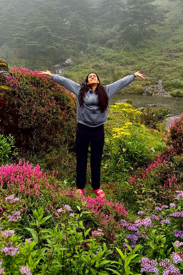 Niharika Konidela Visits Arunachalam temple With Friends Photos13