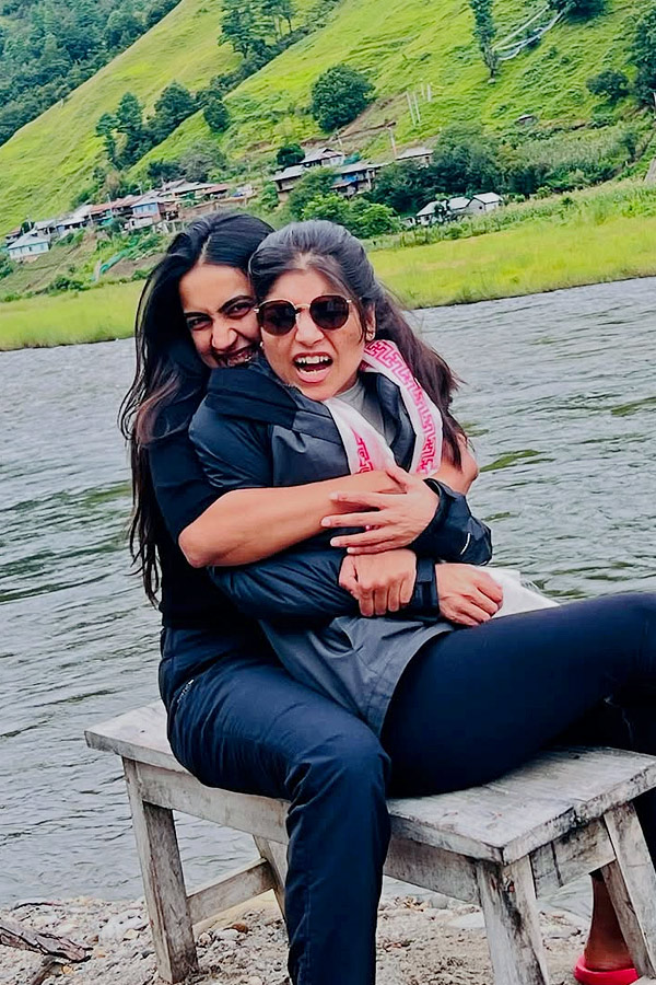 Niharika Konidela Visits Arunachalam temple With Friends Photos7