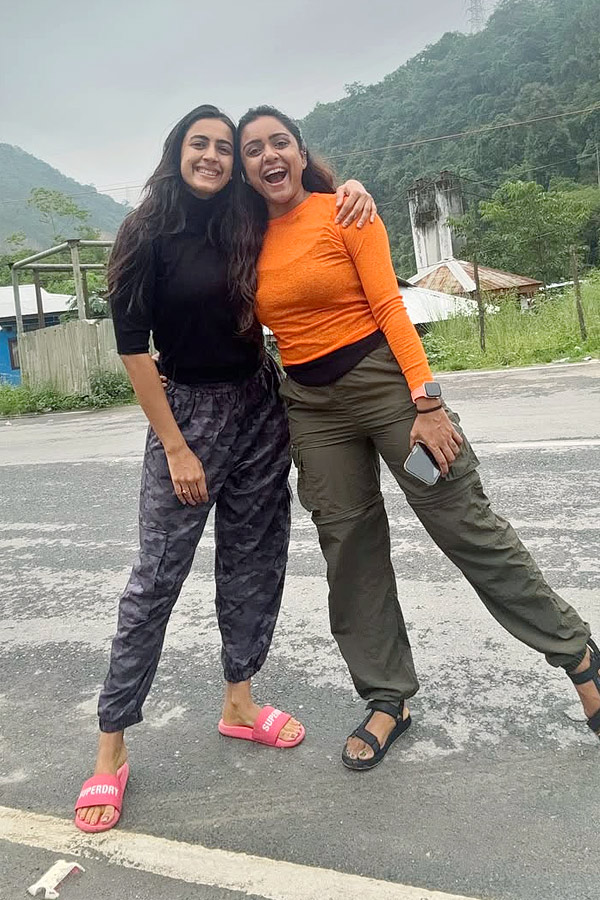Niharika Konidela Visits Arunachalam temple With Friends Photos2