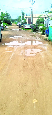 గుంతల దారి..1