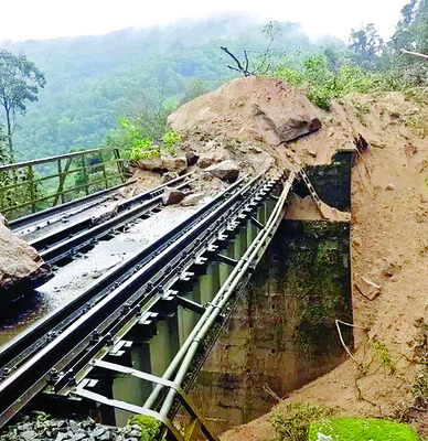 భారీ వర్షాలు.. కూలిన కొండచరియలు1