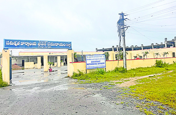 మూణ్నాళ్లకే పగుళ్లు1