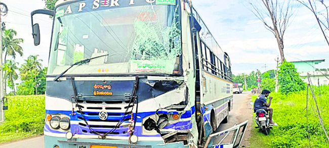అదుపు తప్పిన ఆర్టీసీ బస్సు.. తప్పిన ప్రాణాపాయం1