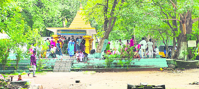 బురద రోడ్డుపై వరినాట్లు 
2
