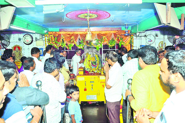 పెద్దమ్మతల్లికి విశేష పూజలు1
