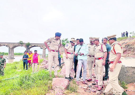 గల్లంతైన వ్యక్తి కోసం సెర్చ్‌ ఆపరేషన్‌1