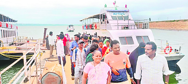నాగార్జునకొండలో పర్యాటకుల సందడి
2