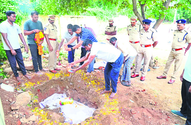 పోలీస్ జాగిలం పింకీకి అంతిమ వీడ్కోలు1