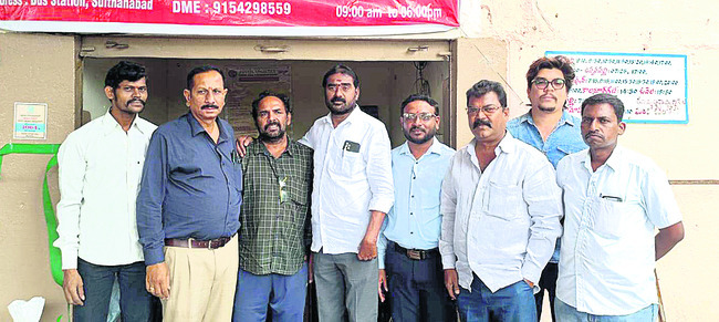 బురద రోడ్డుపై వరినాట్లు 
1