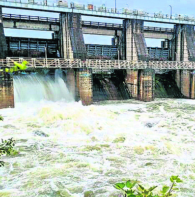 నేడు పాఠశాలలకు సెలవు 1
