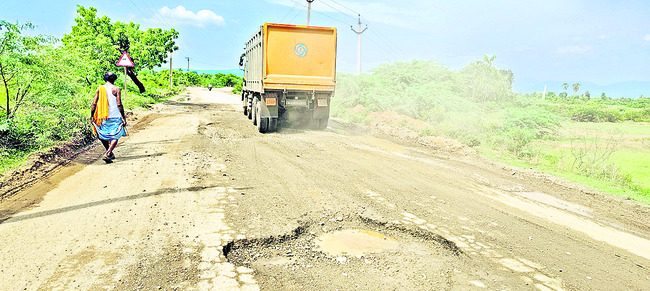 తక్షణమే రోడ్డు నిర్మించాలి 
1