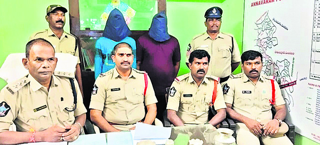ఇద్దరు అంతర్రాష్ట్ర దొంగల అరెస్ట్ 1