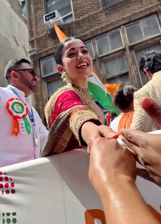 Vijay Deverakonda and Rashmika Mandanna hold hands lead India Day Parade in New York13