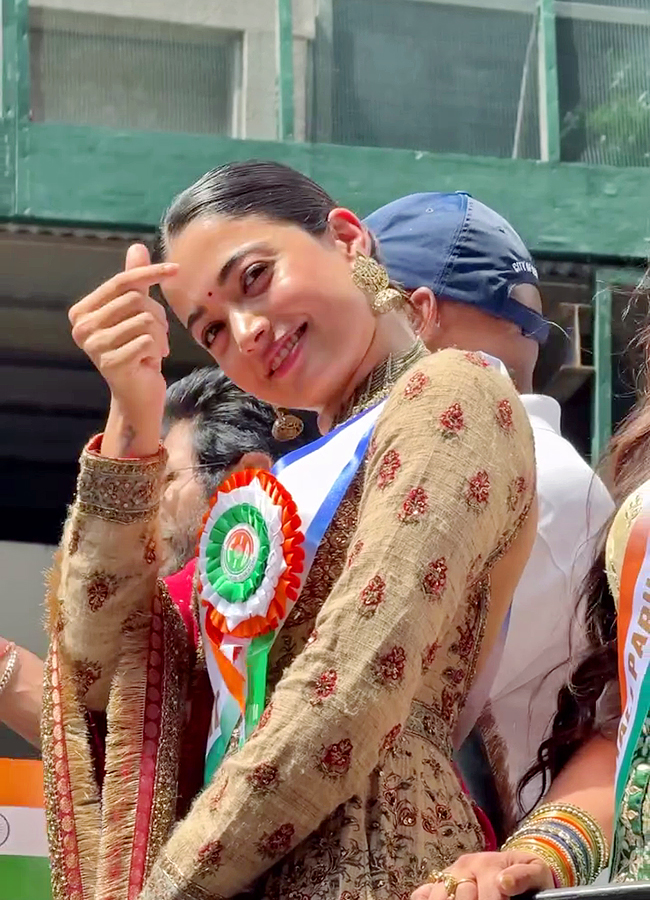 Vijay Deverakonda and Rashmika Mandanna hold hands lead India Day Parade in New York14