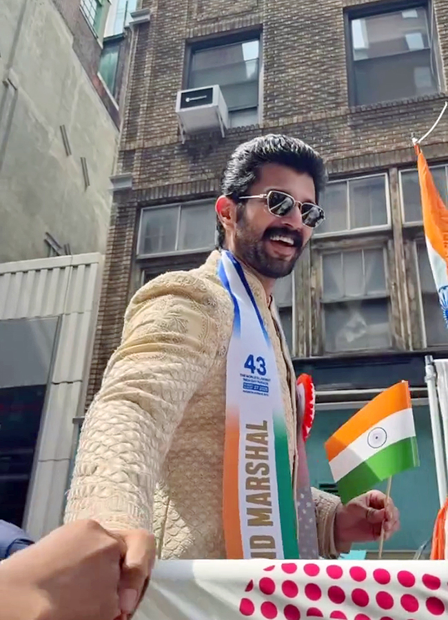 Vijay Deverakonda and Rashmika Mandanna hold hands lead India Day Parade in New York15
