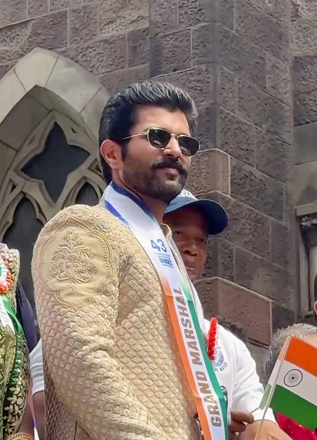 Vijay Deverakonda and Rashmika Mandanna hold hands lead India Day Parade in New York18