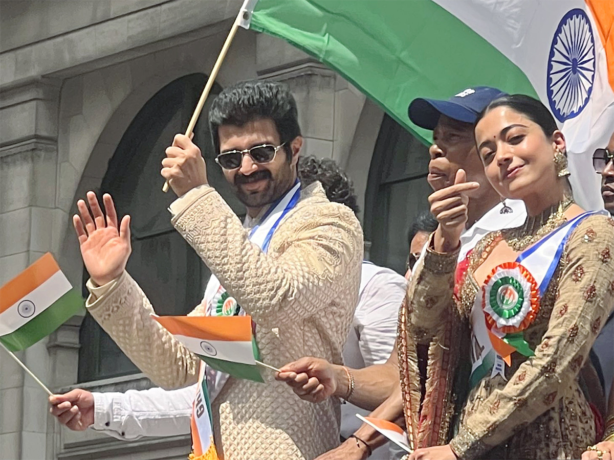Vijay Deverakonda and Rashmika Mandanna hold hands lead India Day Parade in New York4