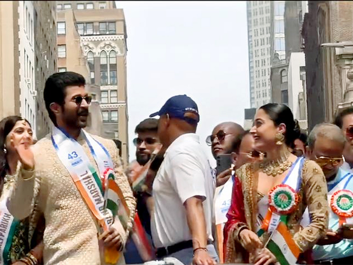 Vijay Deverakonda and Rashmika Mandanna hold hands lead India Day Parade in New York5