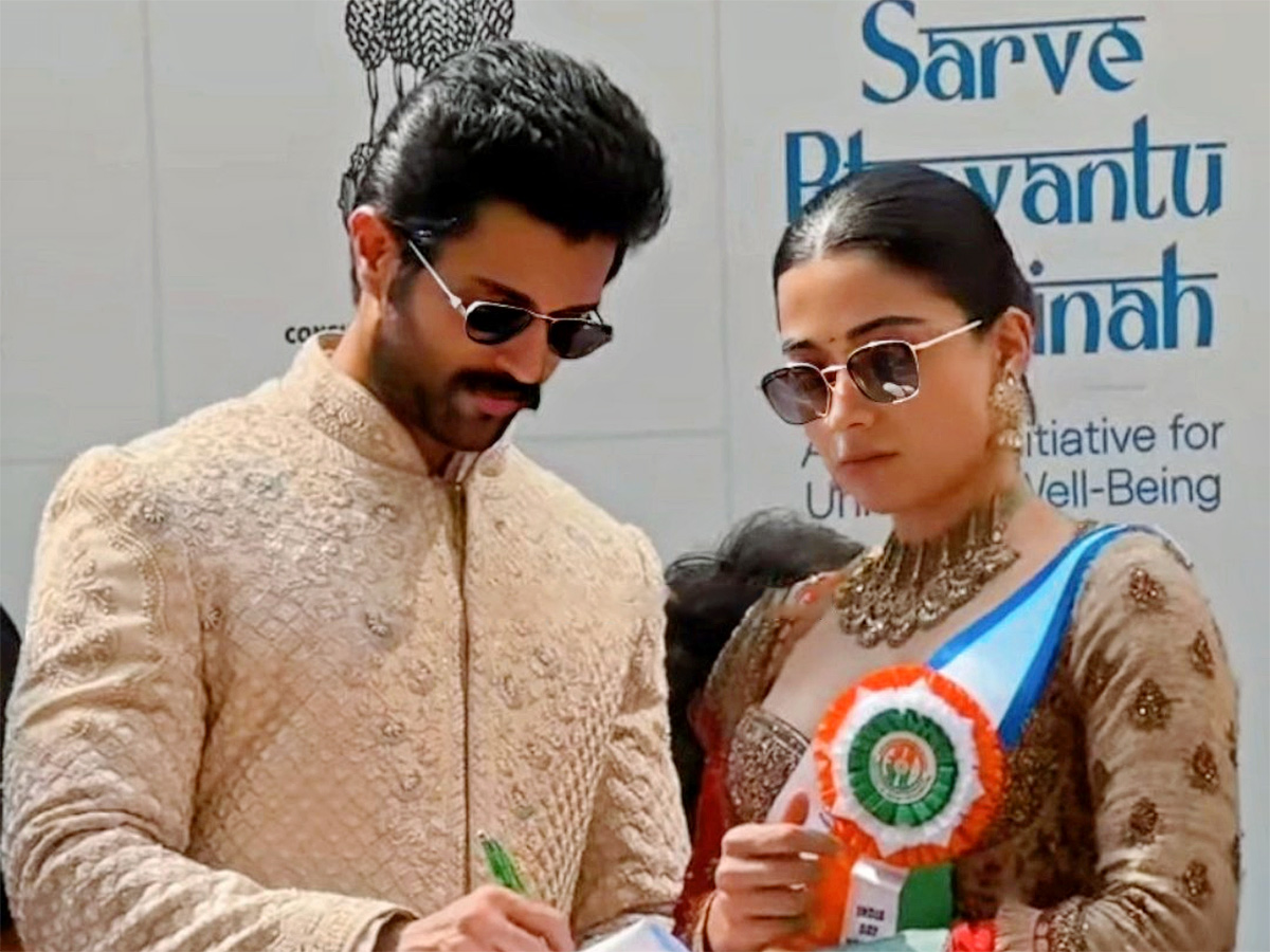 Vijay Deverakonda and Rashmika Mandanna hold hands lead India Day Parade in New York6