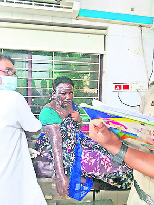 గ్యాస్ సిలిండర్ పేలి ముగ్గురికి గాయాలు1