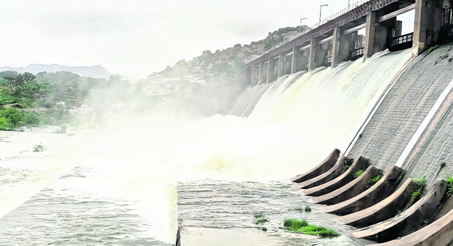 జూరాలకు 2 లక్షల క్యూసెక్కుల ఇన్ఫ్లో 1