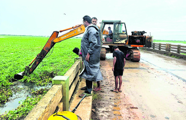 గోదావరి వడివడి.. కొల్లేరులో అలజడి2