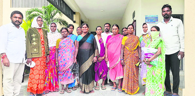 పట్టాలిచ్చి ఆదుకోండి
1