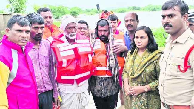 నదిలో చిక్కుకున్న గొర్రెల కాపరులు1